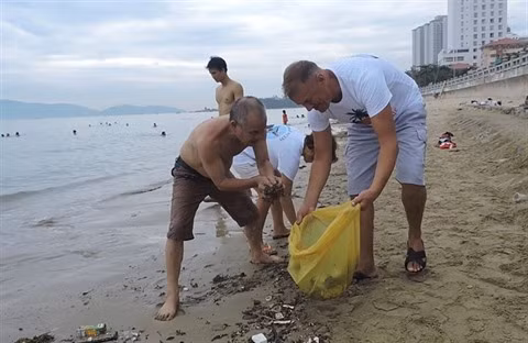 Un groupe bénévole étranger nettoie la plage de Nha Trang ảnh 2
