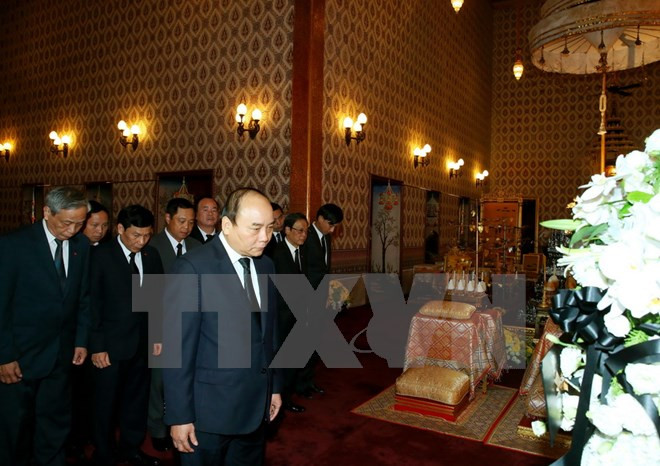 Le Premier ministe Nguyên Xuân Phuc rend hommage roi Bhumibol ảnh 1 Le Premier ministe Nguyên Xuân Phuc rend hommage roi Bhumibol ảnh 1