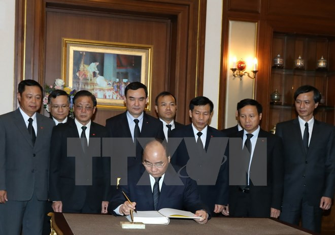 Le Premier ministe Nguyên Xuân Phuc rend hommage roi Bhumibol ảnh 2 Le Premier ministe Nguyên Xuân Phuc rend hommage roi Bhumibol ảnh 2