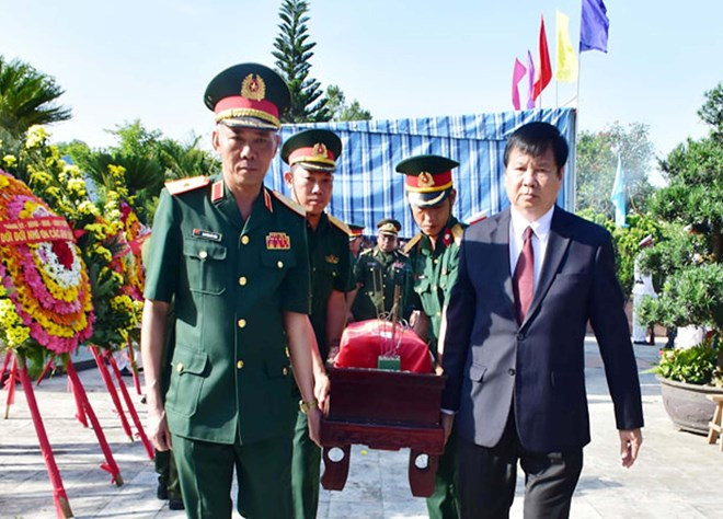 Thua Thien-Hue : Inhumation des restes de 11 soldats volontaires trouvés au Laos ảnh 1 Thua Thien-Hue : Inhumation des restes de 11 soldats volontaires trouvés au Laos ảnh 1