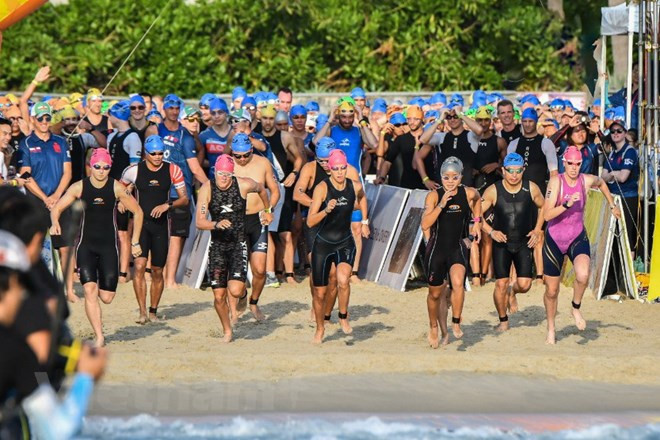 Plus de 1.600 sportifs participent au Concours Ironman 70.3 ảnh 1