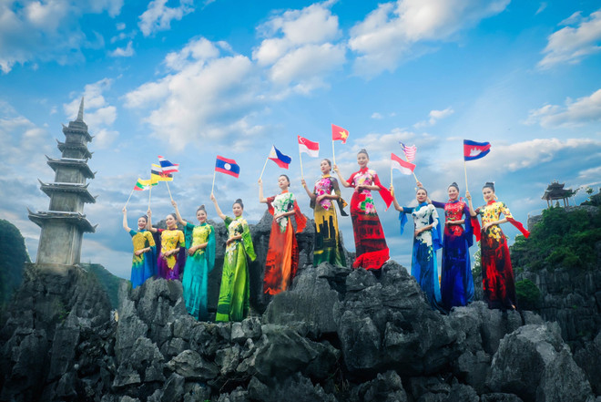 Un créateur de mode apporte des fleurs nationales de l'ASEAN à Ao Dai ảnh 1 Un créateur de mode apporte des fleurs nationales de l'ASEAN à Ao Dai ảnh 1