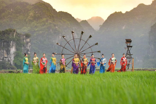 Un créateur de mode apporte des fleurs nationales de l'ASEAN à Ao Dai ảnh 2