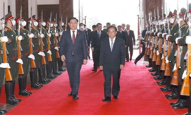 Entrevue entre le président de l’Assemblée nationale du Vietnam et le Premier ministre du Laos ảnh 1 Entrevue entre le président de l’Assemblée nationale du Vietnam et le Premier ministre du Laos ảnh 1
