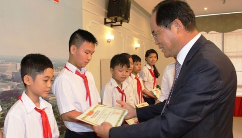 Des bourses sud-coréennes pour des enfants défavorisés vietnamiens ảnh 1 Des bourses sud-coréennes pour des enfants défavorisés vietnamiens ảnh 1