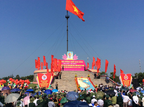 La province de Quang Tri hisse le drapeau de la réunification nationale ảnh 1