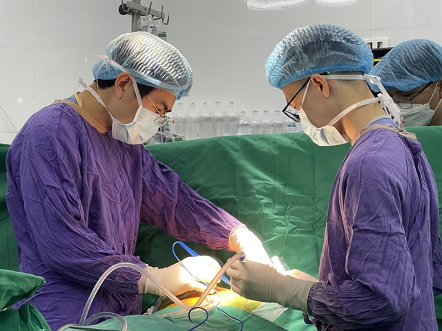 Des médecins vietnamiens réalisent avec succès une première double greffe cœur-rein ảnh 1 Des médecins vietnamiens réalisent avec succès une première double greffe cœur-rein ảnh 1