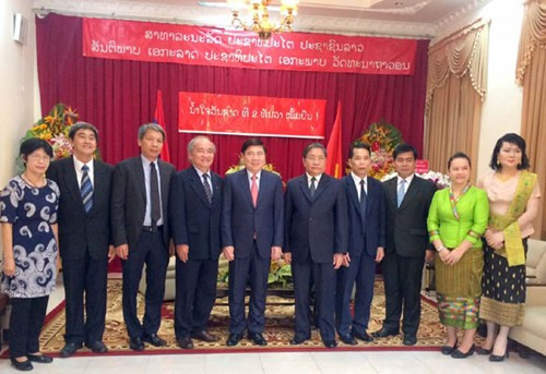 Un dirigeant de HCM-Ville félicite le Laos pour la Fête nationale ảnh 1 Un dirigeant de HCM-Ville félicite le Laos pour la Fête nationale ảnh 1