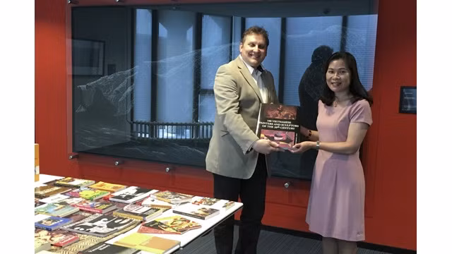 Remise de livres sur le Vietnam à la Bibliothèque de l'Université de Leyde ảnh 1