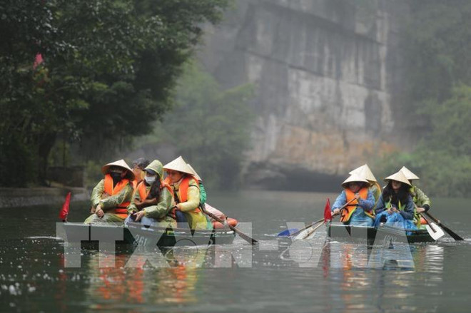 Ninh Binh : les touristes affluent au complexe d’écotourisme de Trang An ảnh 1 Ninh Binh : les touristes affluent au complexe d’écotourisme de Trang An ảnh 1