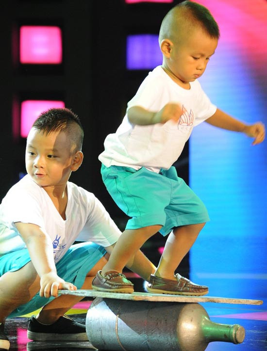 Les deux plus jeunes artistes de cirque du Vietnam ảnh 1 Les deux plus jeunes artistes de cirque du Vietnam ảnh 1