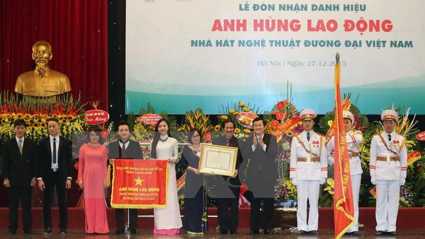 L'Hôpital d'Amitié et le Théâtre des arts contemporains promus héros du travail ảnh 1 L'Hôpital d'Amitié et le Théâtre des arts contemporains promus héros du travail ảnh 1