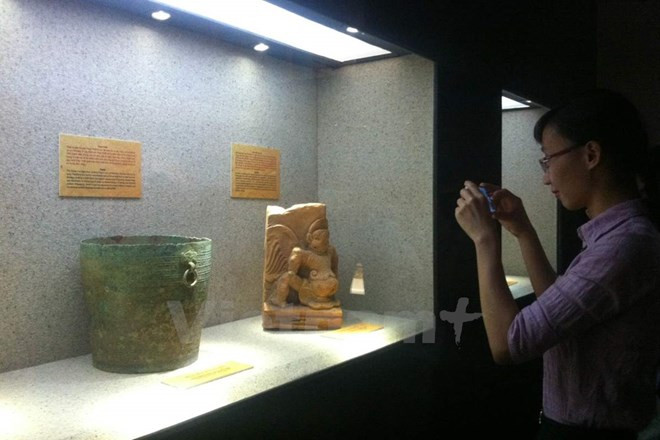 Exposition d'antiquités et de mode dans le vieux quartier de Hanoi ảnh 1 Exposition d'antiquités et de mode dans le vieux quartier de Hanoi ảnh 1