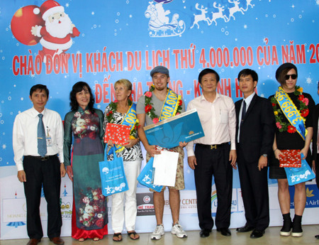 Khanh Hoa accueille son quatre millionième touriste en 2015 ảnh 1 Khanh Hoa accueille son quatre millionième touriste en 2015 ảnh 1