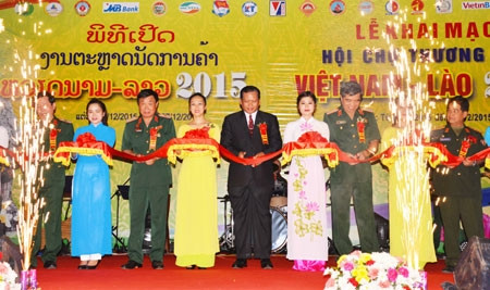 Une centaine d’entreprises à la foire commerciale Vietnam-Laos 2015 ảnh 1 Une centaine d’entreprises à la foire commerciale Vietnam-Laos 2015 ảnh 1