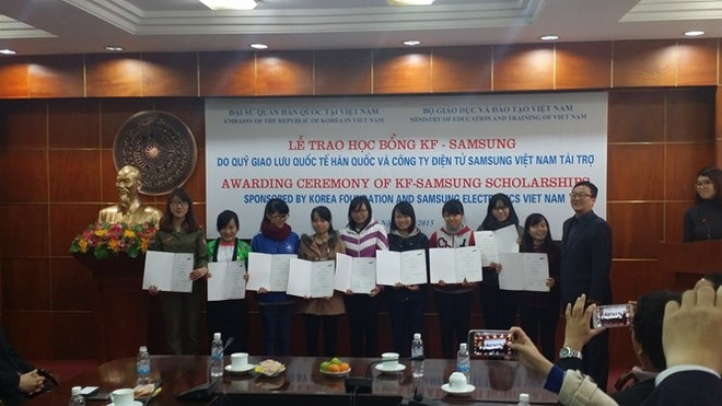 Plus de 300 élèves et étudiants reçoivent des bourses de Samsung ảnh 1 Plus de 300 élèves et étudiants reçoivent des bourses de Samsung ảnh 1