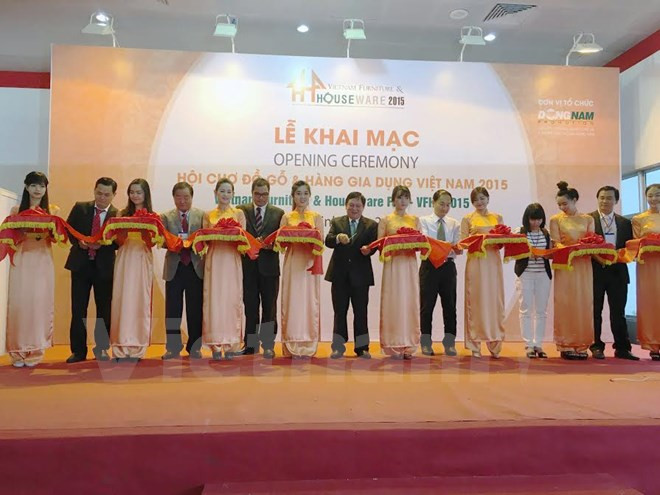 Ouverture de la foire des produits en bois et ménagers du Vietnam 2015 ảnh 1 Ouverture de la foire des produits en bois et ménagers du Vietnam 2015 ảnh 1