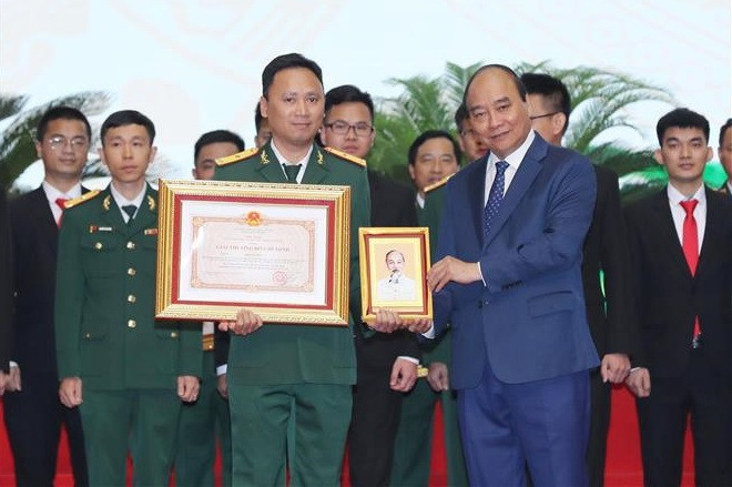 Honorer les personnes ayant des contributions dans les domaines militaire et de la défense ảnh 1 Honorer les personnes ayant des contributions dans les domaines militaire et de la défense ảnh 1