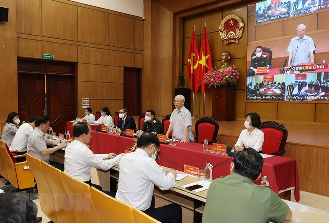 Le leader du PCV Nguyên Phu Trong rencontre des électeurs hanoiens ảnh 2