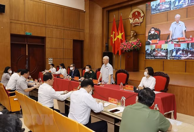 Le leader du PCV Nguyên Phu Trong rencontre des électeurs hanoiens ảnh 2