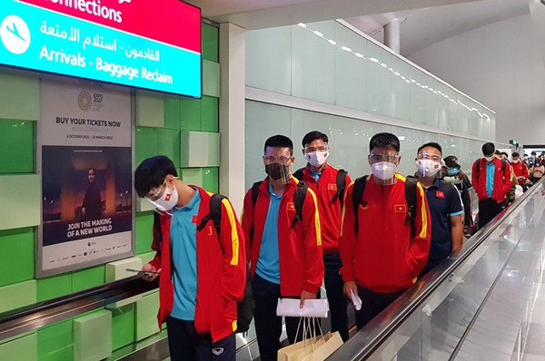 Le Vietnam arrive aux Emirats Arabes Unis pour se préparer à un match contre la Chine ảnh 1
