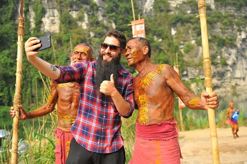 Le réalisateur Jordan Vogt-Roberts de retour au studio de Tràng An ảnh 1 Le réalisateur Jordan Vogt-Roberts de retour au studio de Tràng An ảnh 1