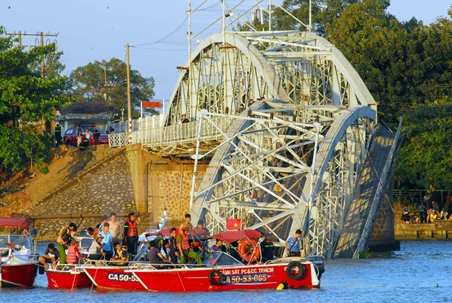 Arrestation d'une 3è personne impliquée dans l'effondrement d'un pont ferroviaire ảnh 1