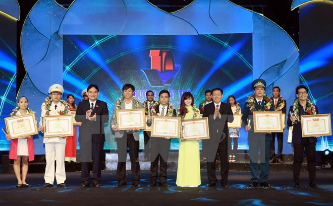 Remise de prix à dix jeunes Vietnamiens exemplaires ảnh 1 Remise de prix à dix jeunes Vietnamiens exemplaires ảnh 1