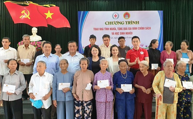 Dang Thi Ngoc Thinh offre des cadeaux à des enfants de Quang Nam ảnh 1 Dang Thi Ngoc Thinh offre des cadeaux à des enfants de Quang Nam ảnh 1