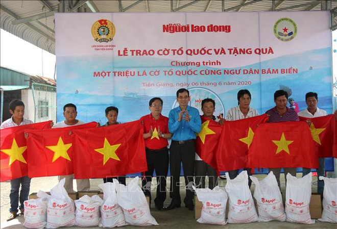 Tien Giang : remise de 2.000 drapeaux nationaux aux pêcheurs ảnh 1 Tien Giang : remise de 2.000 drapeaux nationaux aux pêcheurs ảnh 1