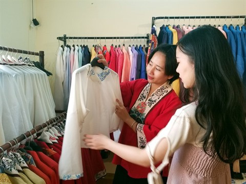 Une Vietnamienne fait revivre les costumes d'antan du pays ảnh 2