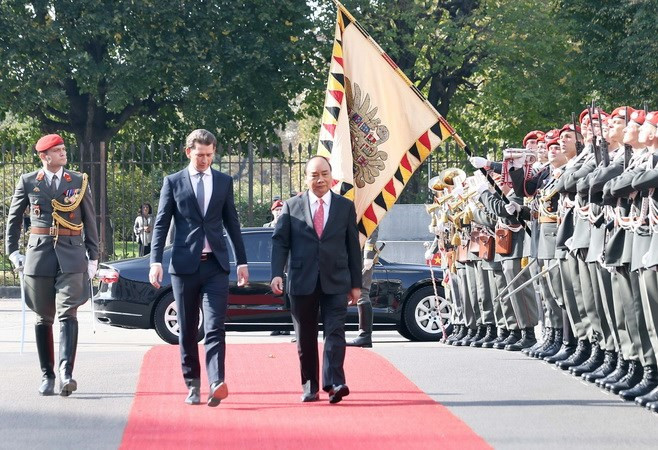 Cérémonie d’accueil officielle du Premier ministre Nguyên Xuân Phuc en Autriche ảnh 1 Cérémonie d’accueil officielle du Premier ministre Nguyên Xuân Phuc en Autriche ảnh 1