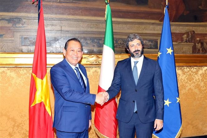 Le vice-PM Truong Hoa Binh rencontre le président de la Chambre des députés d’Italie ảnh 1 Le vice-PM Truong Hoa Binh rencontre le président de la Chambre des députés d’Italie ảnh 1