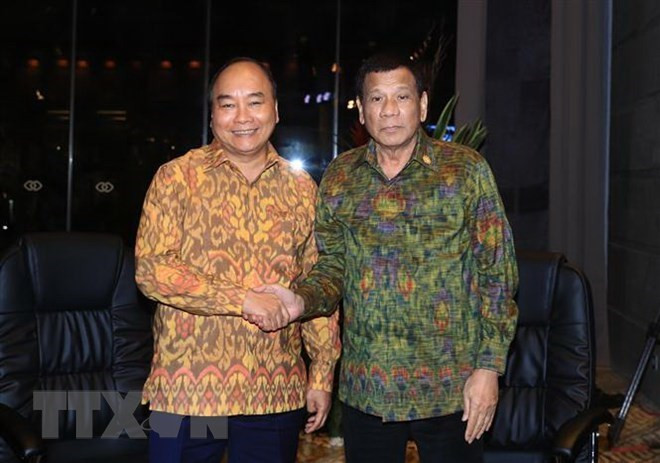Le PM Nguyen Xuan Phuc rencontre le président philippin en Indonésie ảnh 1 Le PM Nguyen Xuan Phuc rencontre le président philippin en Indonésie ảnh 1