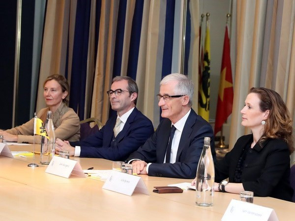 Le PM Nguyen Xuan Phuc rencontre les ministres des régions flamande et wallonne de Belgique ảnh 1 Le PM Nguyen Xuan Phuc rencontre les ministres des régions flamande et wallonne de Belgique ảnh 1