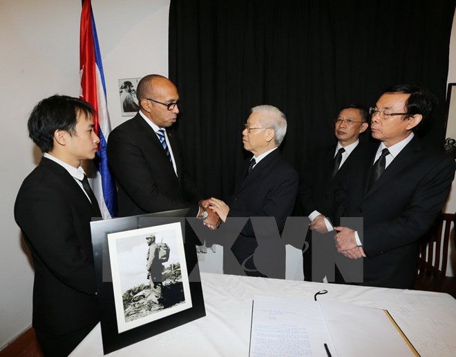 Les dirigeants vietnamiens rendent un vibrant hommage au leader cubain Fidel Castro ảnh 1 Les dirigeants vietnamiens rendent un vibrant hommage au leader cubain Fidel Castro ảnh 1