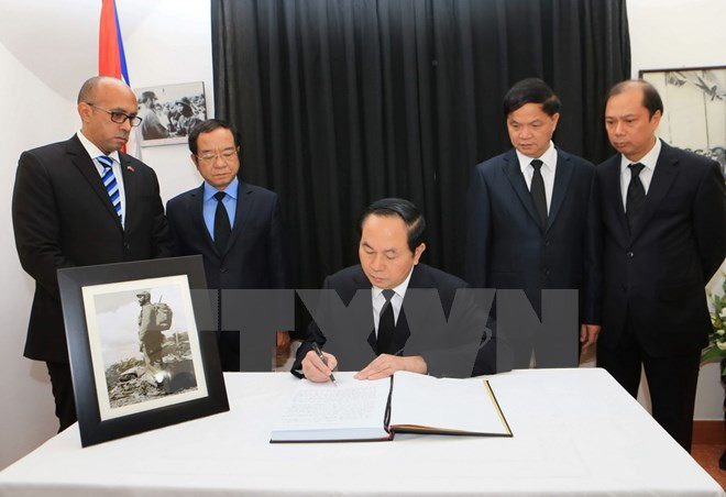 Les dirigeants vietnamiens rendent un vibrant hommage au leader cubain Fidel Castro ảnh 2 Les dirigeants vietnamiens rendent un vibrant hommage au leader cubain Fidel Castro ảnh 2