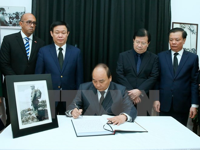 Les dirigeants vietnamiens rendent un vibrant hommage au leader cubain Fidel Castro ảnh 3 Les dirigeants vietnamiens rendent un vibrant hommage au leader cubain Fidel Castro ảnh 3