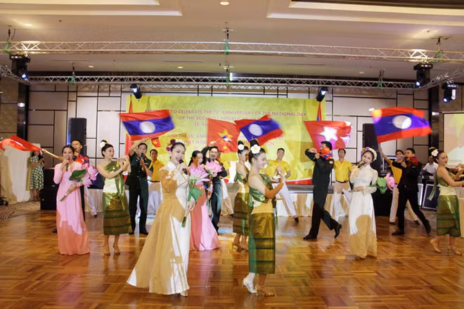 Célébrations du 55e anniversaire des relations diplomatiques Vietnam-Laos ảnh 1 Célébrations du 55e anniversaire des relations diplomatiques Vietnam-Laos ảnh 1