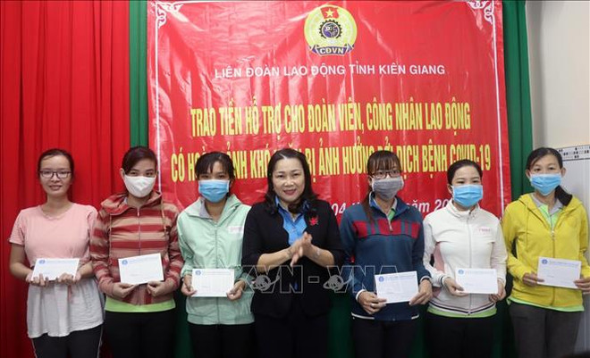 Kien Giang aux côtés des personnes touchées par le COVID-19 et les catastrophes naturelles ảnh 1 Kien Giang aux côtés des personnes touchées par le COVID-19 et les catastrophes naturelles ảnh 1