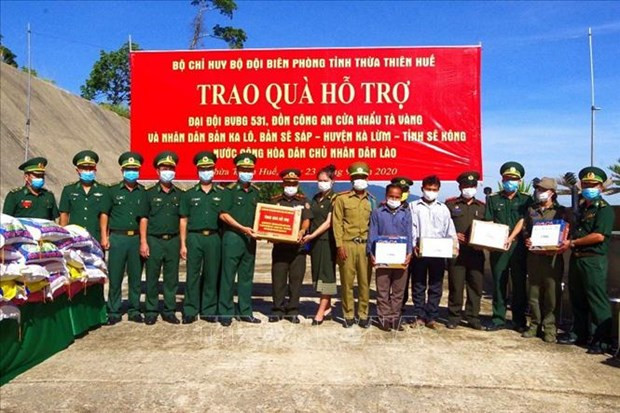 Thua Thien-Hue offre des cadeaux aux forces armées, aux résidents frontaliers du Laos ảnh 1 Thua Thien-Hue offre des cadeaux aux forces armées, aux résidents frontaliers du Laos ảnh 1