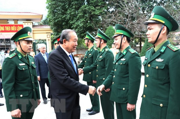 Le vice-PM Truong Hoa Binh offre des cadeaux aux populations et élèves de Ha Giang ảnh 1 Le vice-PM Truong Hoa Binh offre des cadeaux aux populations et élèves de Ha Giang ảnh 1