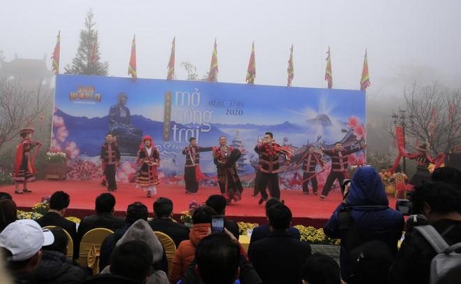 Le festival de l’ouverture de la porte du Ciel du Fansipan et la fête du "khen" et des fleurs 2020 ảnh 1
