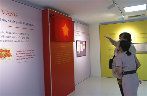 Le drapeau, l’hymne et l’emblème nationaux exposés à Hanoï ảnh 1 Le drapeau, l’hymne et l’emblème nationaux exposés à Hanoï ảnh 1