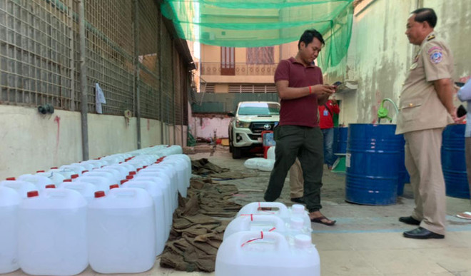 Le Cambodge saisit 4.000 litres de méthanol utilisés pour faire de faux désinfectants ảnh 1 Le Cambodge saisit 4.000 litres de méthanol utilisés pour faire de faux désinfectants ảnh 1