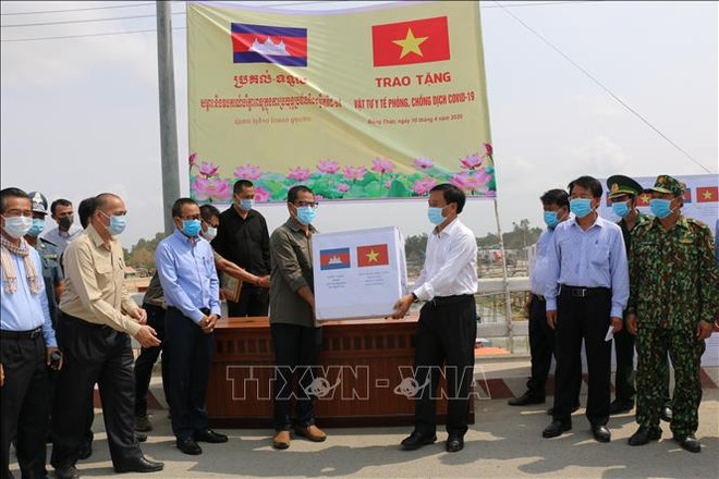 COVID-19: Dong Thap offre des fournitures médicales à la province de Prey Veng (Cambodge) ảnh 1 COVID-19: Dong Thap offre des fournitures médicales à la province de Prey Veng (Cambodge) ảnh 1