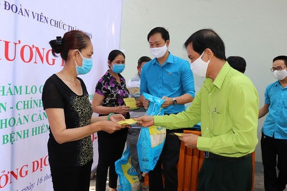 Ho Chi Minh-Ville achève la remise de l'aide financière aux personnes touchées par le COVID-19 ảnh 1 Ho Chi Minh-Ville achève la remise de l'aide financière aux personnes touchées par le COVID-19 ảnh 1