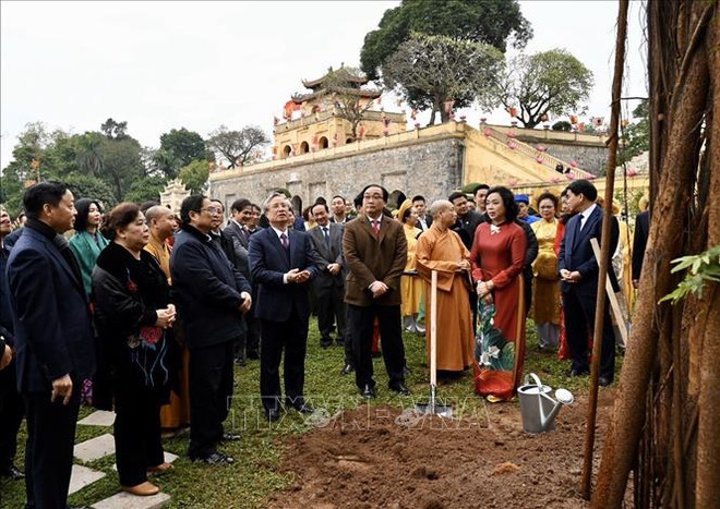 Des dirigeants font offrande de baguettes d'encens à la cité impériale de Thang Long ảnh 1 Des dirigeants font offrande de baguettes d'encens à la cité impériale de Thang Long ảnh 1