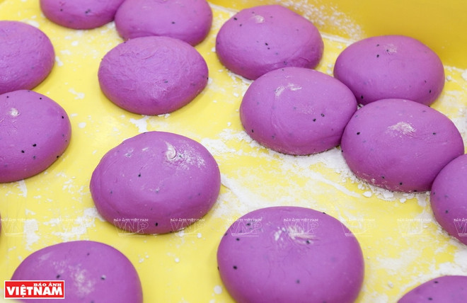 Le pain au fruit du dragon, la petite douceur née de la crise de COVID-19 ảnh 2