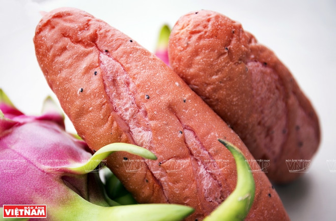 Le pain au fruit du dragon, la petite douceur née de la crise de COVID-19 ảnh 4
